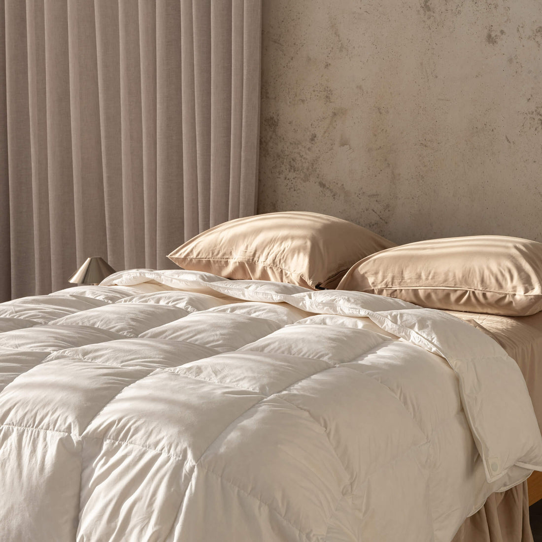Doona without cover on it and creme coloured sheets 