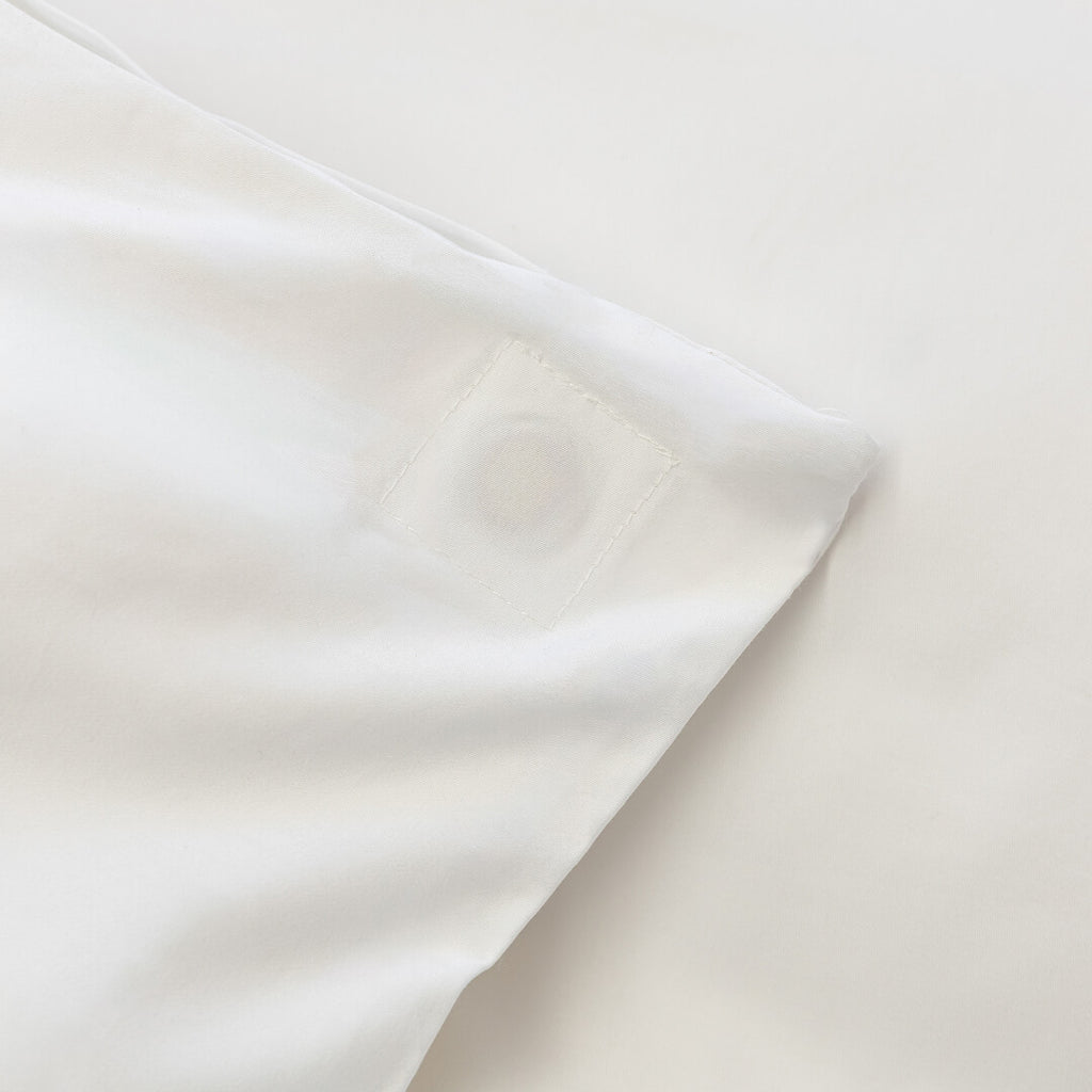 Close-up of white quilt cover corner showcasing magnetic clip.